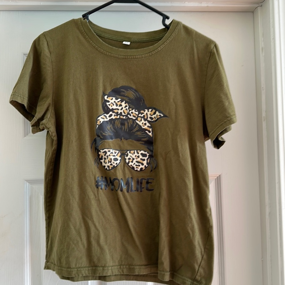 Mom life cropped Tshirt - size M - like new